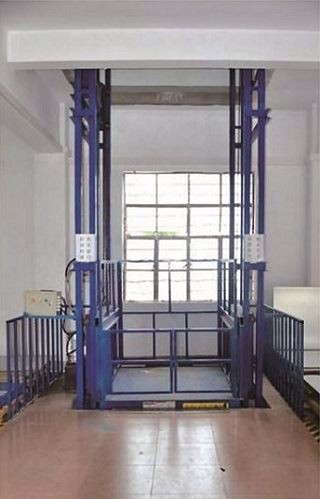 Plataforma elevadora de carga con riel de guía